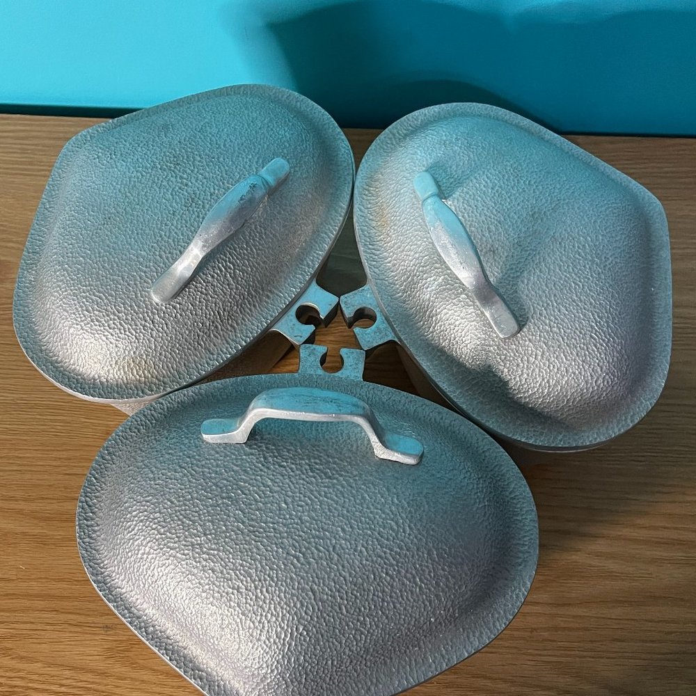 VINTAGE CENTURY METAL CRAFT SILVER SEAL ALUMINUM TRIANGLE HEART PANS WITH LIDS